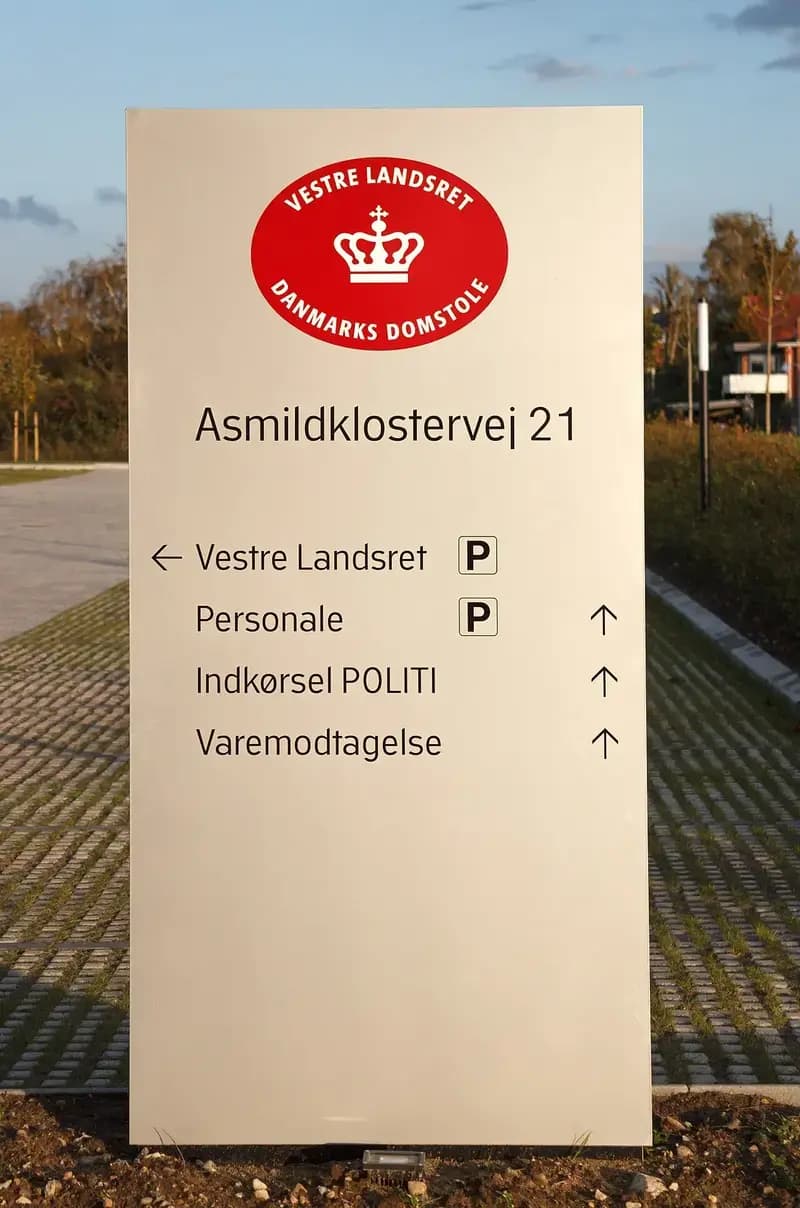 Directional sign for Vestre Landsret and related entrances