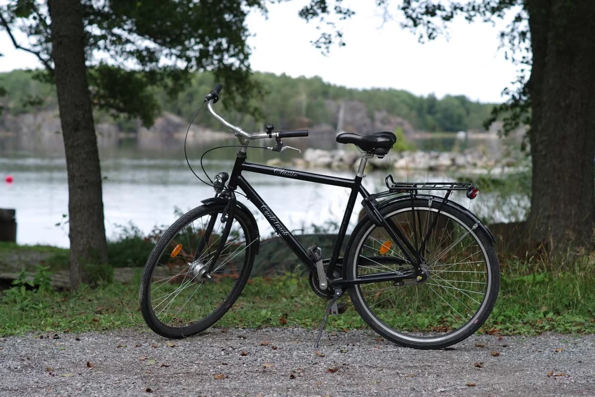 Anders sagde lejligheden op og cykler nu 3.000 kilometer mellem Jyllands brune værtshuse